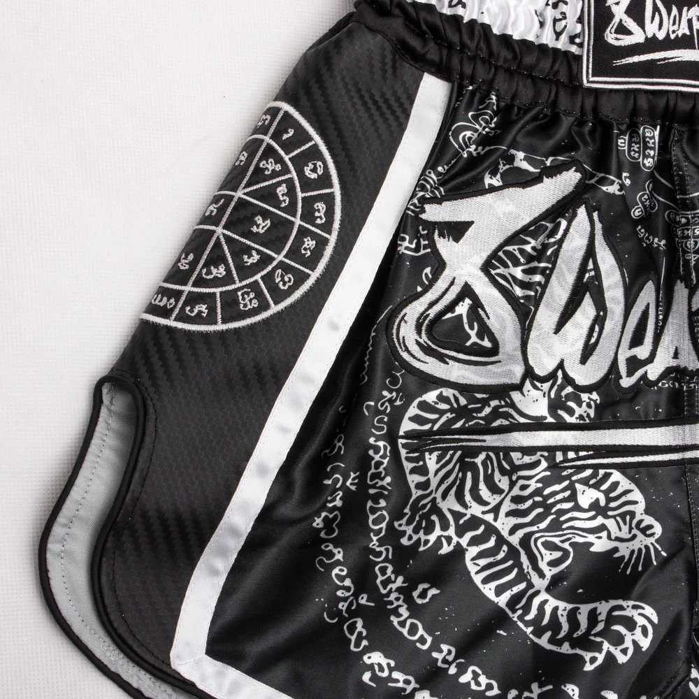 8Weapons Muay Thai Shorts Carbon Sak Yant Tigers, Schwarz 3