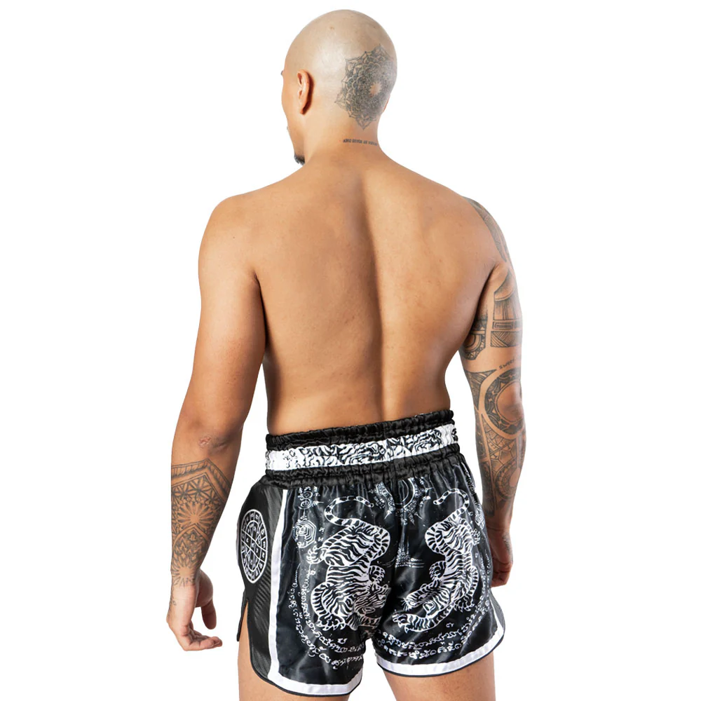 8Weapons Muay Thai Shorts Carbon Sak Yant Tigers, Schwarz