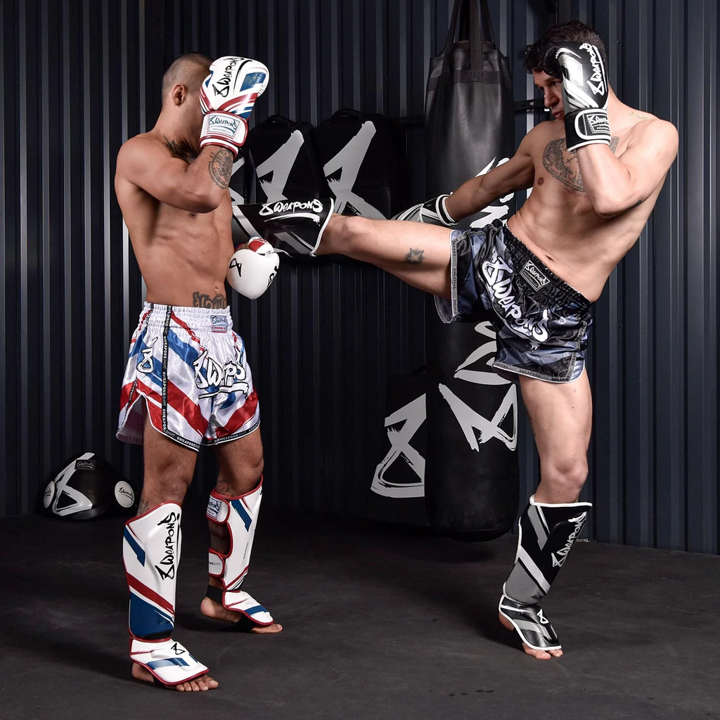 8Weapons Muay Thai Shorts Shift, Schwarz 11