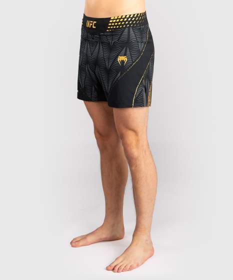 Venum Fight Shorts UFC Zenith Authentic Fight Night Champion Short Fit, Schwarz-Gold 3