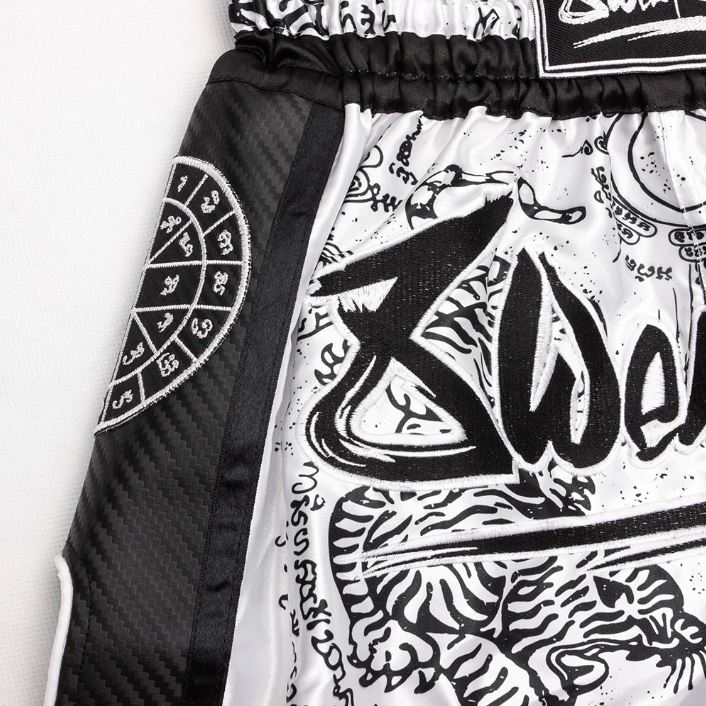 8Weapons Muay Thai Shorts Carbon Sak Yant Tigers, Weiß 3