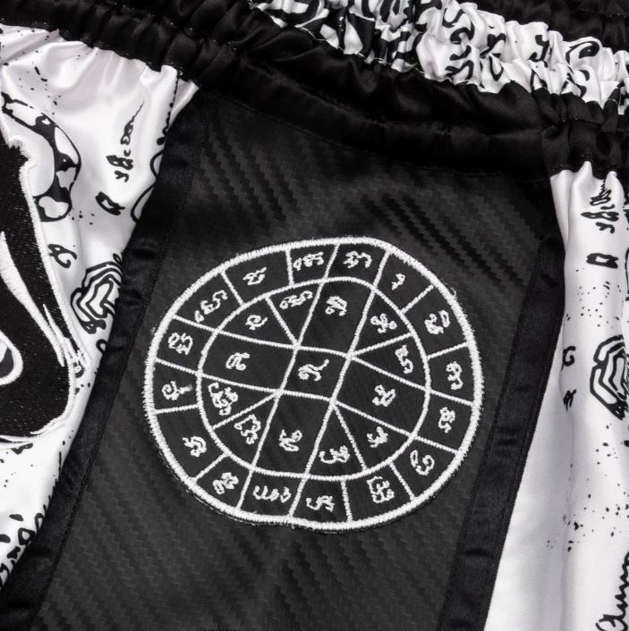 8Weapons Muay Thai Shorts Carbon Sak Yant Tigers, Weiß 4
